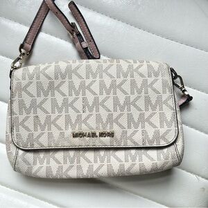Authentic Michael Kors crossbody🩷